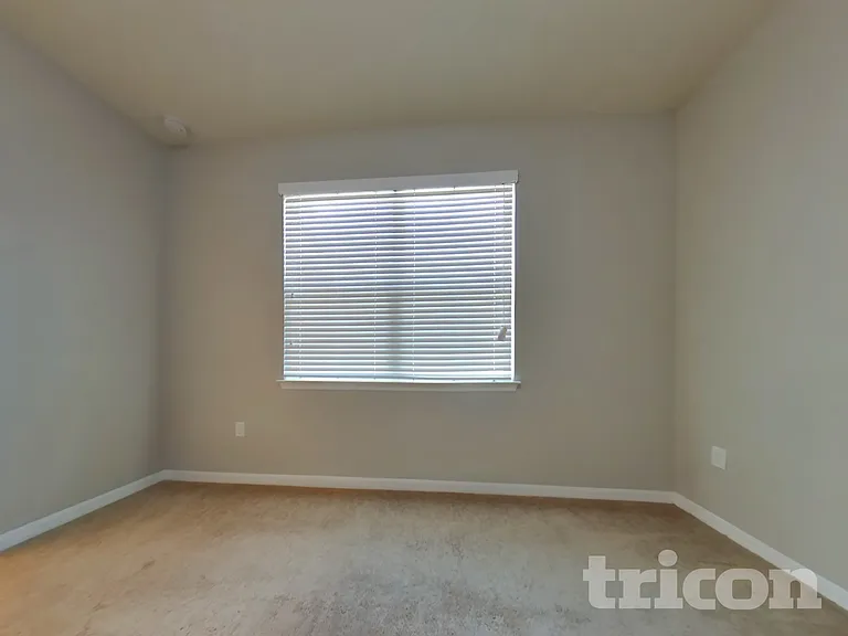 2837 E Lake Pointe Dr — Photo 8