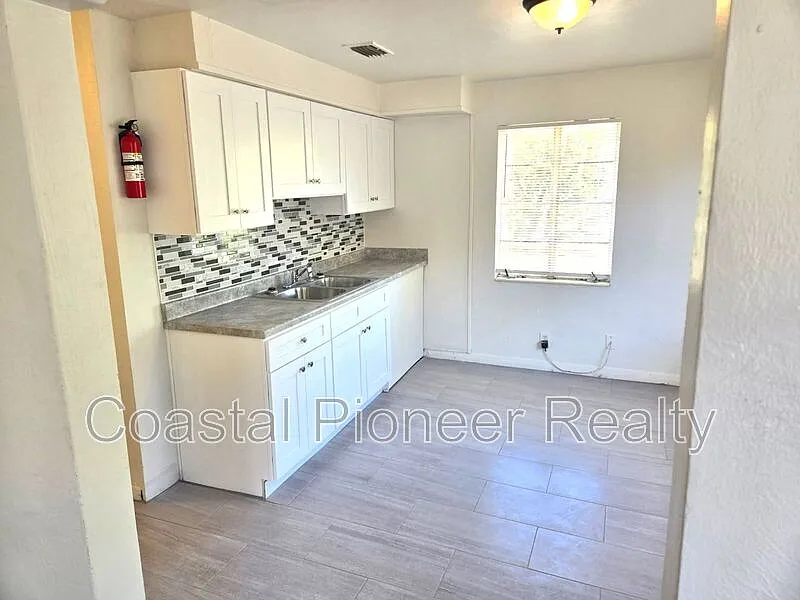 2 bed, 1.0 bath, 720 sqft, $1,395 — Photo 2