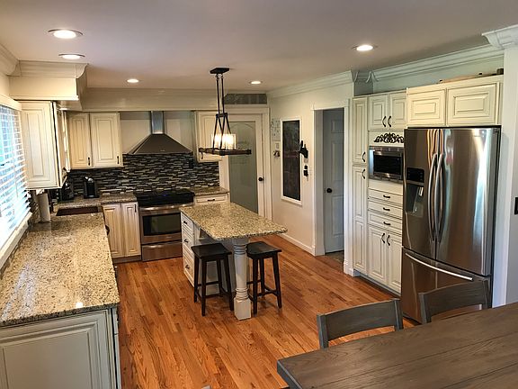 2nd image of 107 Woodview Ln