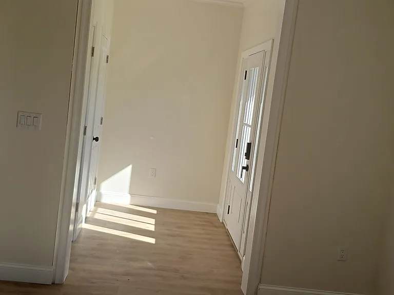 401 Howard St — Photo 16