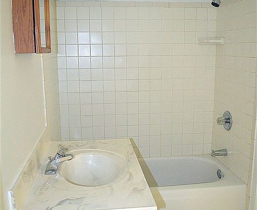 3rd image of 215 N Lincoln St
