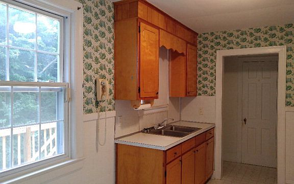 5th image of 907 Highland St