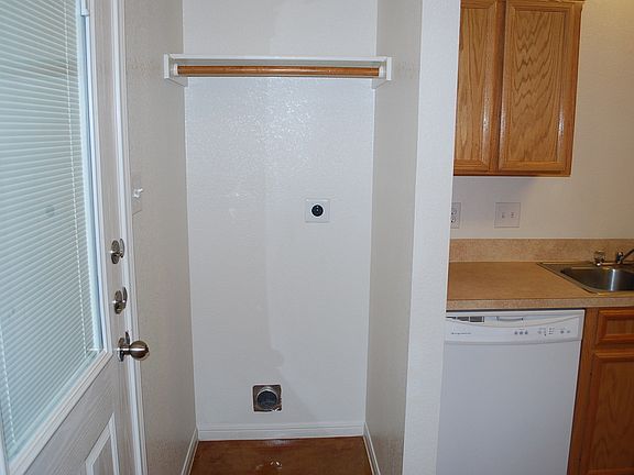 5th image of 938 Rosewood Dr