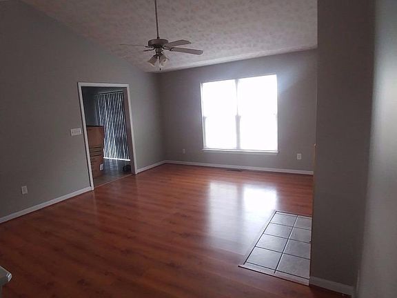 5th image of 113 Geneva Ct