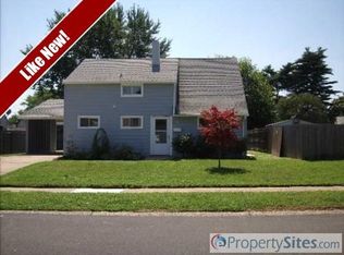 55 Geranium Rd, Levittown, PA 19057