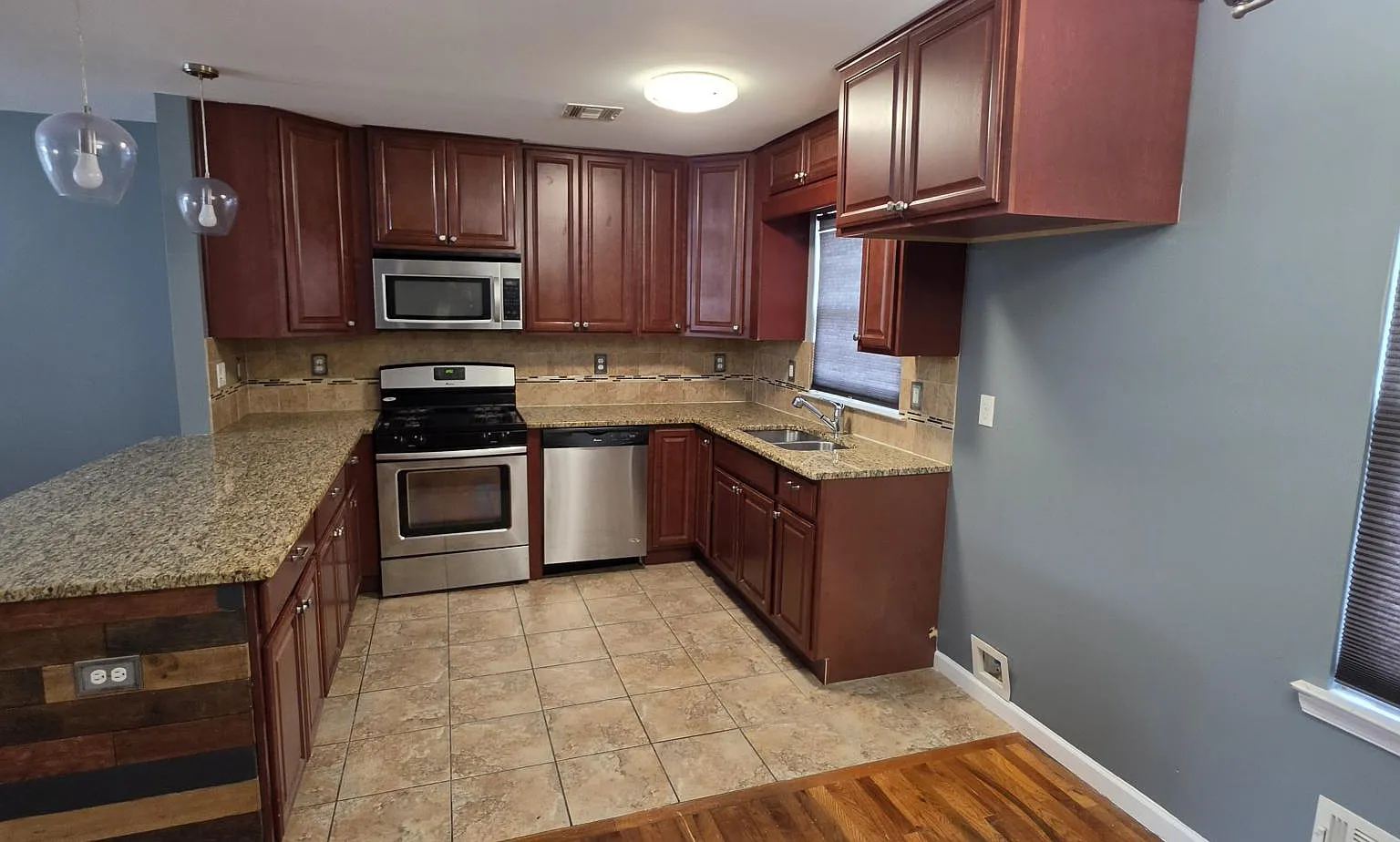3 bed, 3.5 bath, 1548 sqft, $3,900 — Photo 2