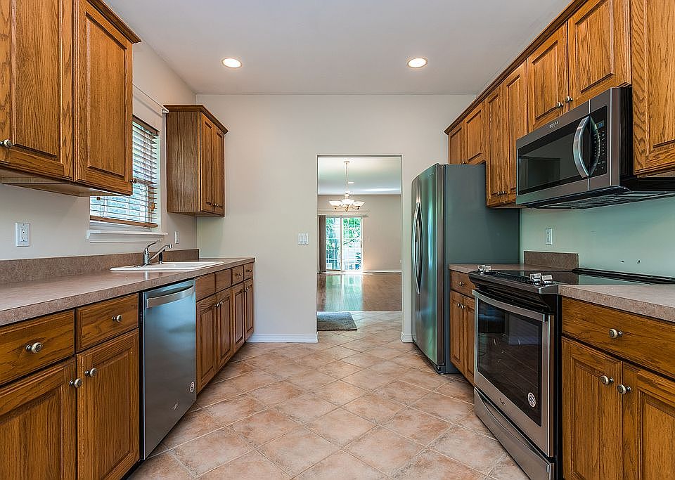 1st image of 29 Chelsea Dr