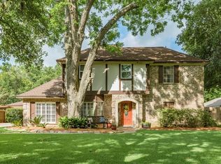 201 Huckleberry Dr, Lake Jackson, TX 77566