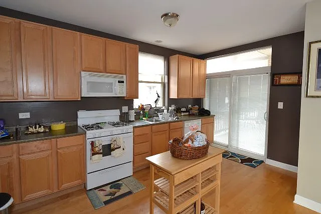 Gut Rehab 1 Bed, 1 Bath at Sawyer + Foster (Lincoln Square) — Photo 3