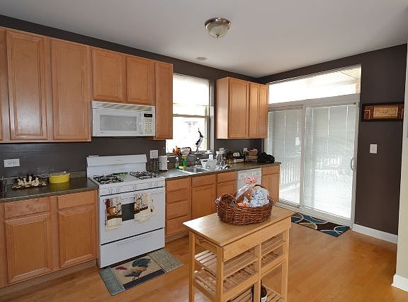 3rd image of 5206 N Sawyer Ave #3