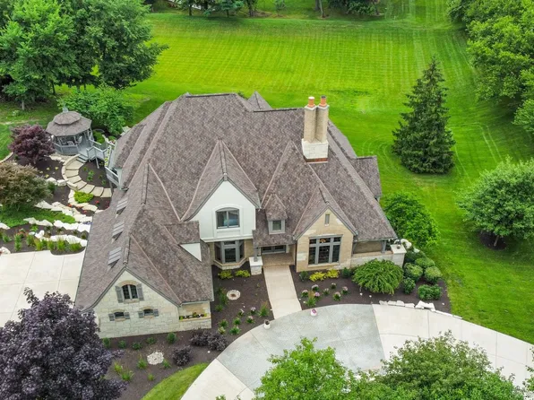 249 White Thorne Ln, Valparaiso, IN 46383