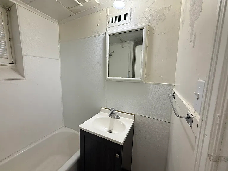 231 W 4th St #4 — Photo 26