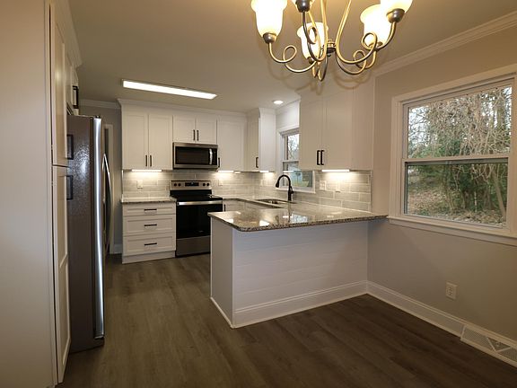 5th image of 226 Foxcroft Dr