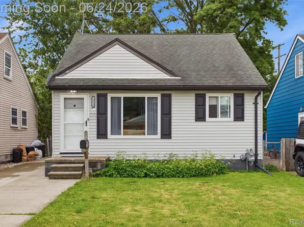 20644 Hollywood St, Harper Woods, MI 48225