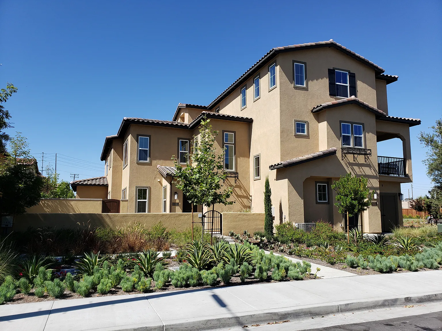 3 bed, 3.5 bath, 2188 sqft, $5,200 — Photo 2