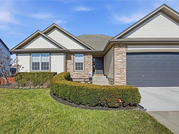 3rd image of 822 SW 35th Ter