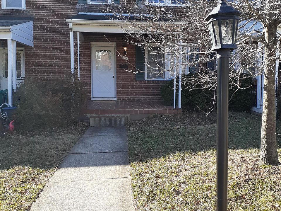 Front of house-view in winter