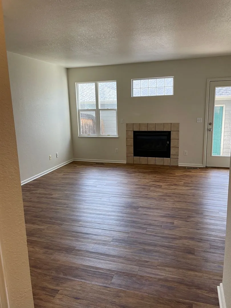 2950 Neil Dr Apt 8 — Photo 2