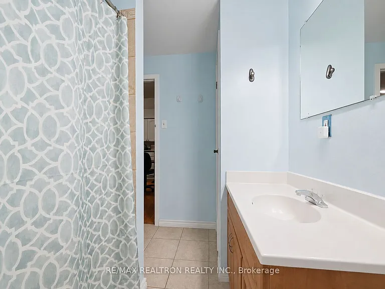 414 The Queensway Rd S — Photo 12