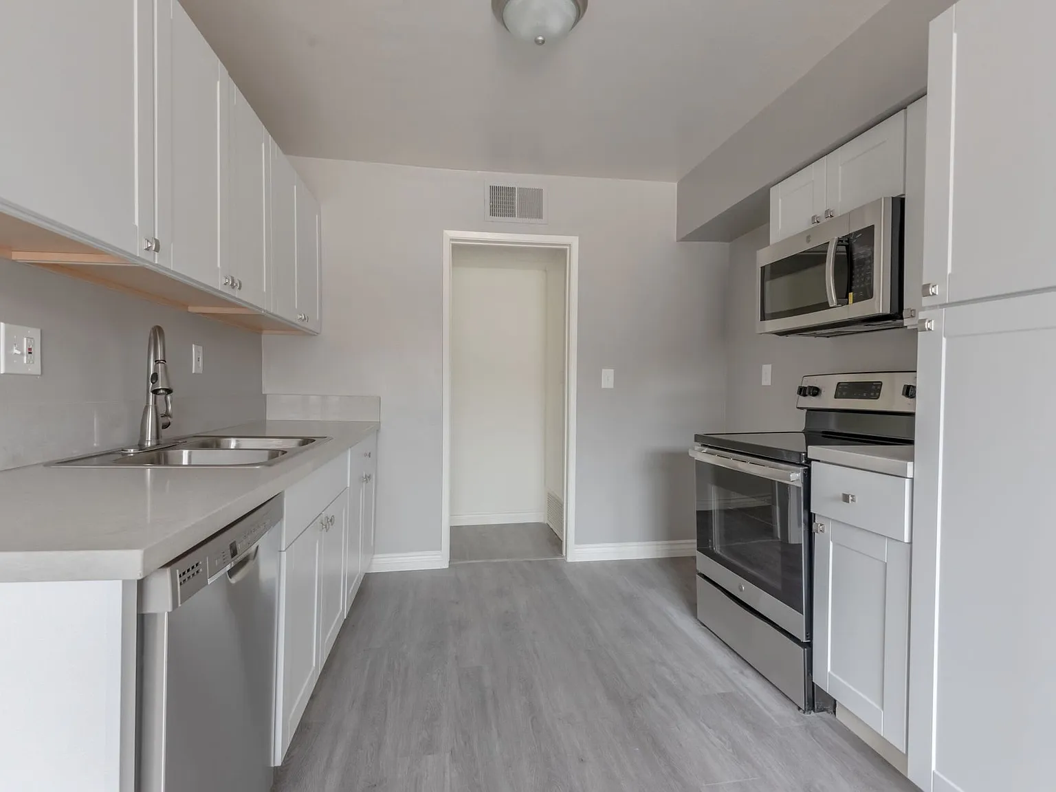 Fountainebleu Apartments — Photo 1