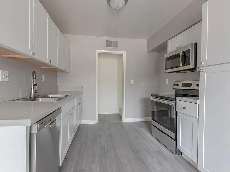 Fountainebleu Apartments — Photo 1