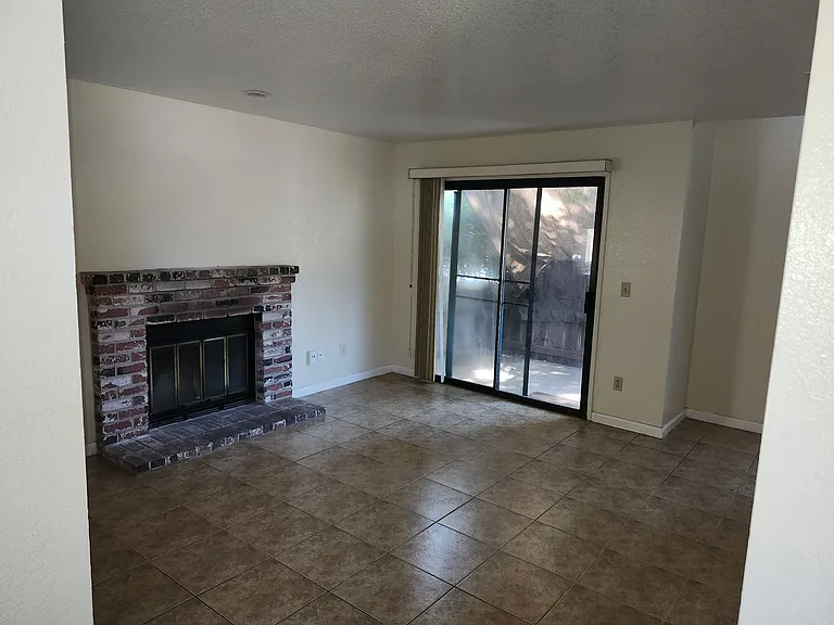 220 S Hutchins St — Photo 5