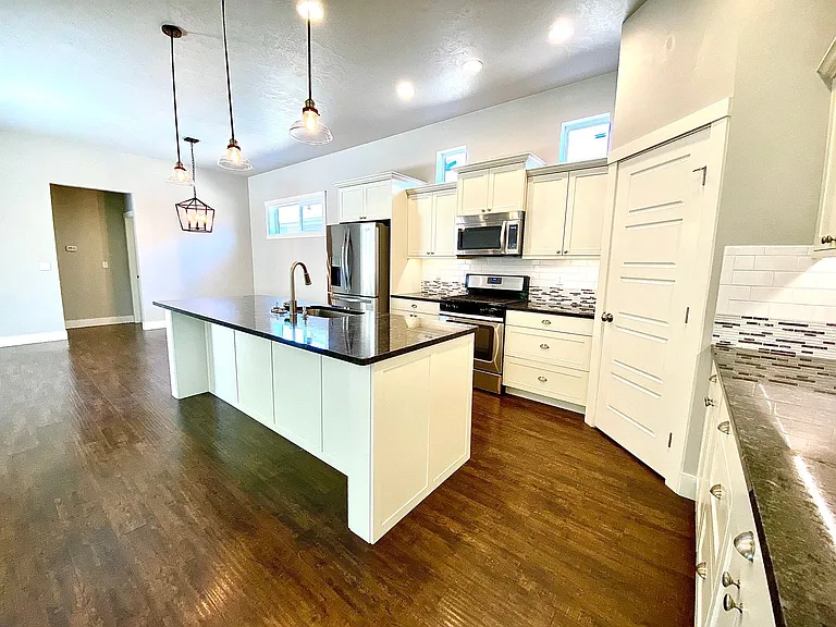481 W Peck St — Photo 11
