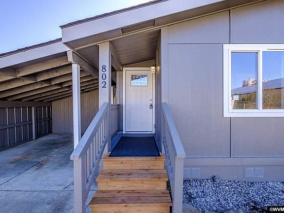 2nd image of 802 NE Hide Away Dr