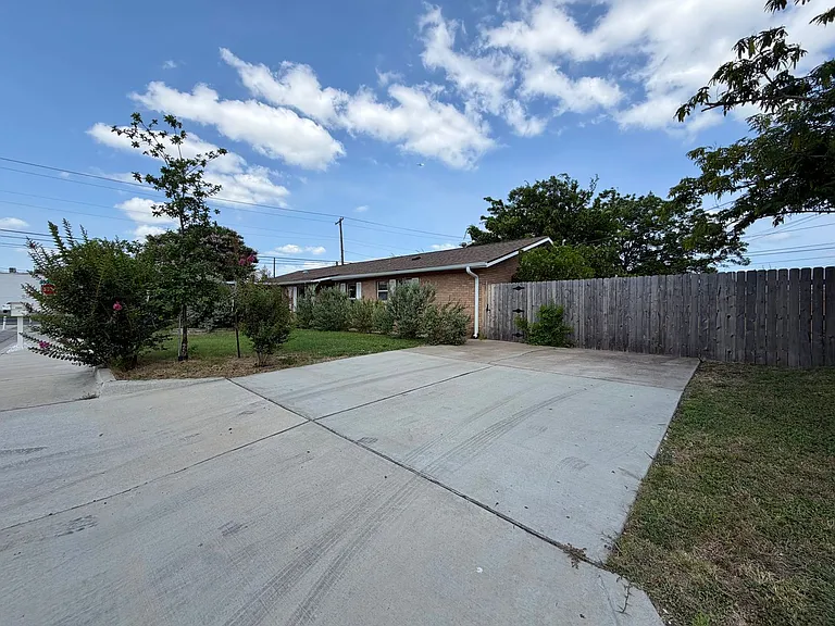 7103 Twin Crest Dr — Photo 3