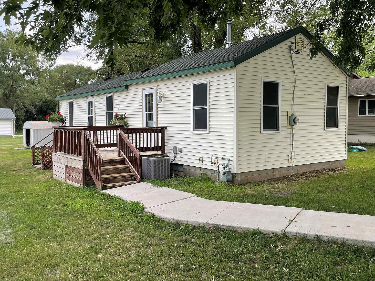 1011 10th St NE, Independence, IA 50644 Zillow