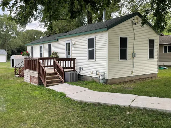1011 10th St NE, Independence, IA 50644