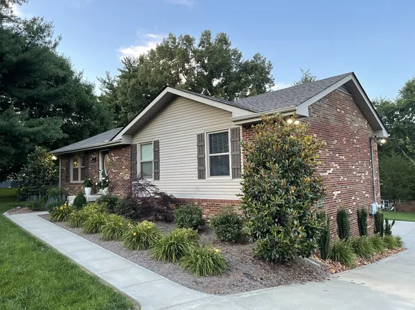 307 Swan Lake Dr, Clarksville, TN 37043