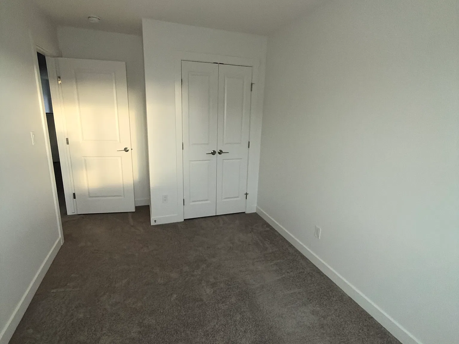 440 29 Street SW — Photo 3