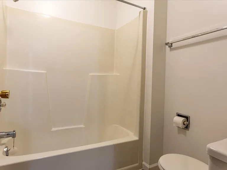 1703 S Broadway St — Photo 16