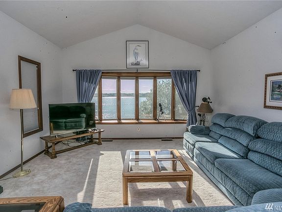 3rd image of 4134 Shorecrest Dr NE