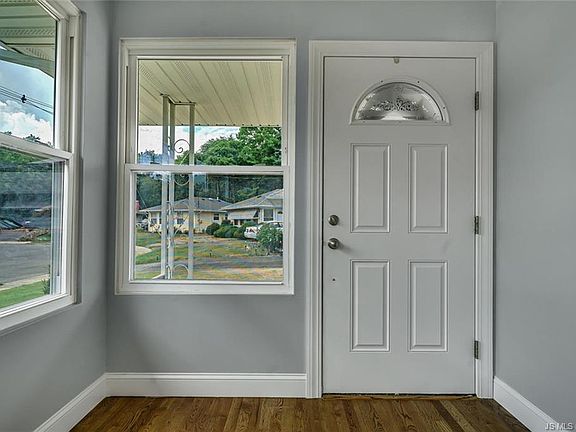 3rd image of 15 Saratoga Pl
