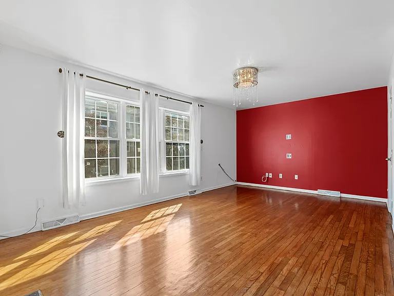 9 Tompkins St — Photo 1