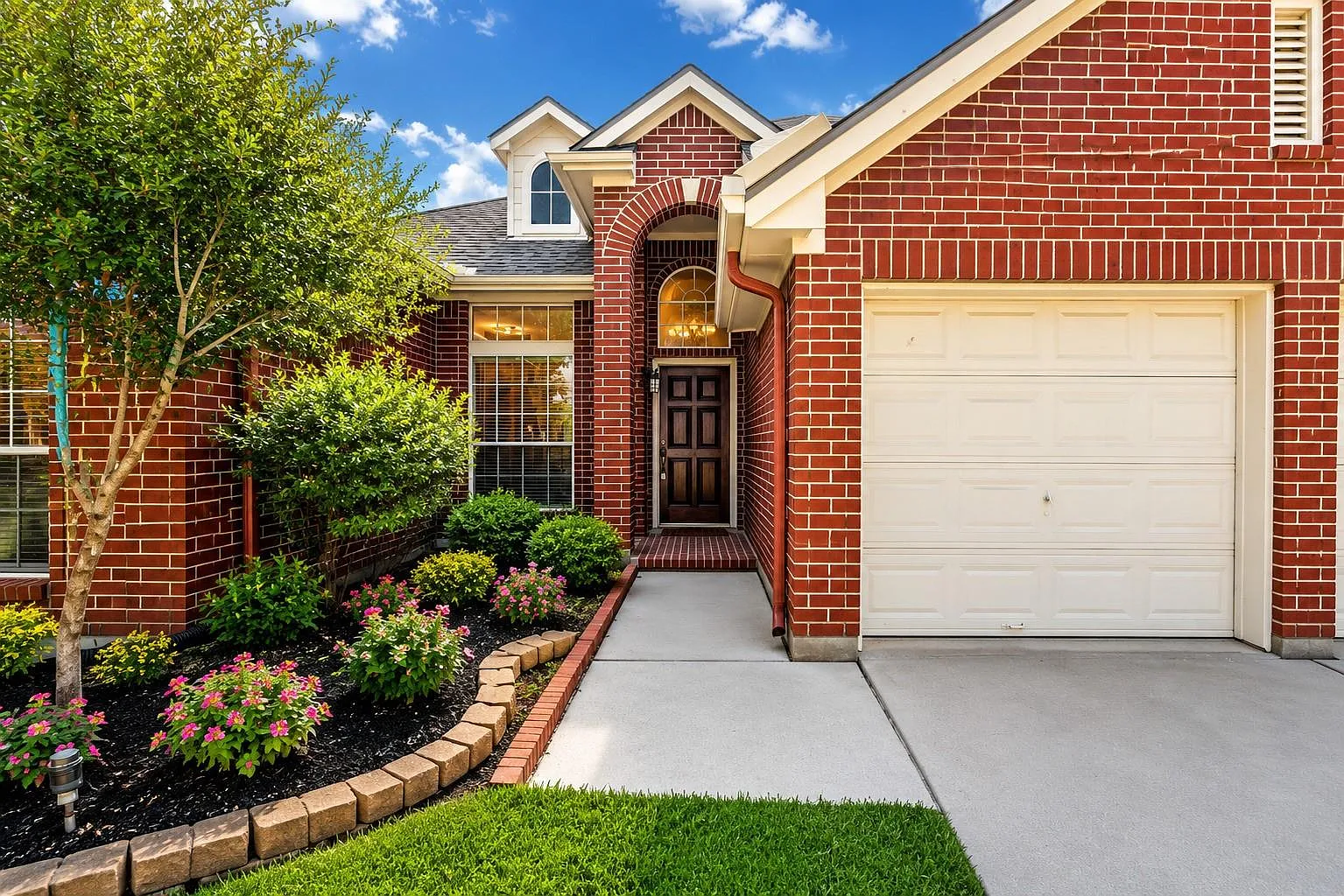 3 bed, 2.0 bath, 2034 sqft, $2,350 — Photo 3