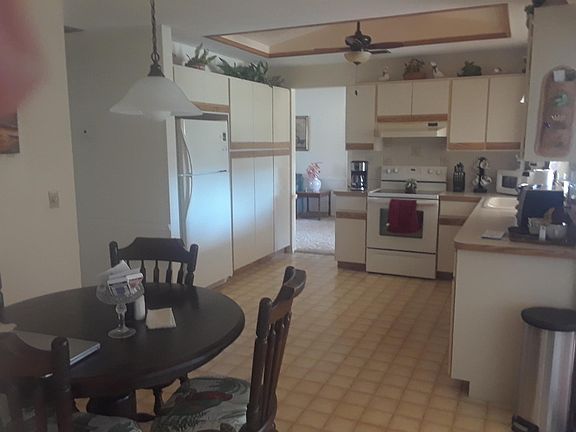 Fully equipted kitchen with spring water for drinking pleasure/ leaf for table which accomodates 6