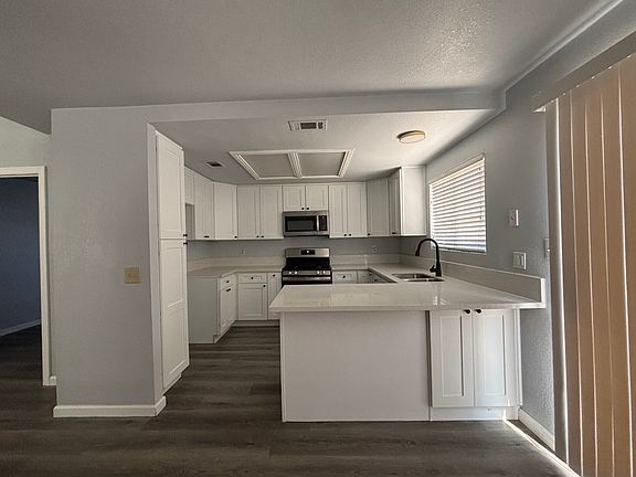 4th image of 11017 Pacific St