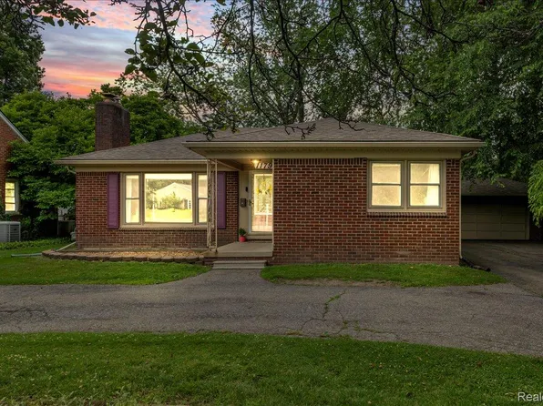 1179 Hampton Rd, Grosse Pointe Woods, MI 48236
