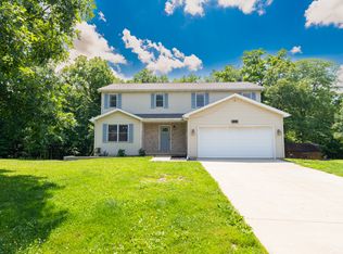 25 Greenbriar Rd, Mackinaw, IL 61755