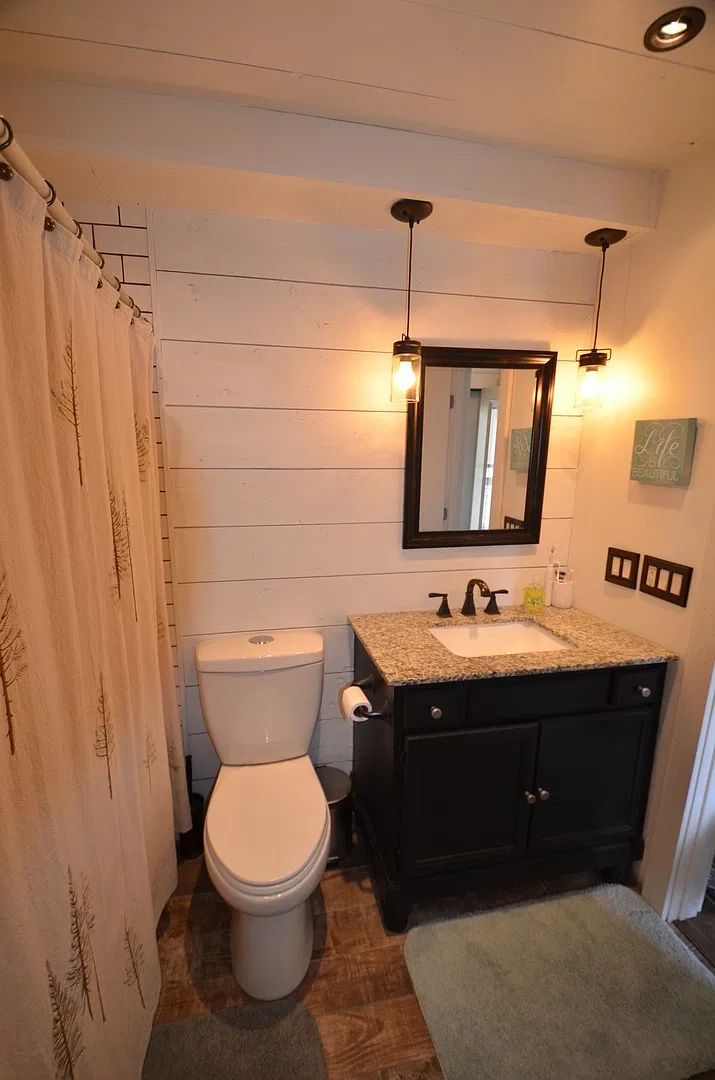 Updated Unit! Great Views! Year lease! — Photo 3