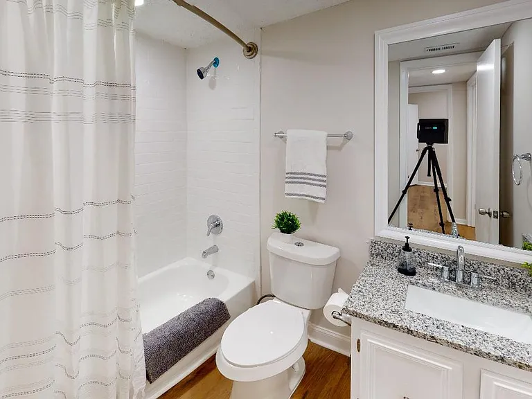 1402 E Gore St — Photo 22