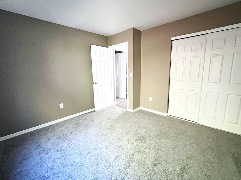 Twin Gables Apartments — Photo 41