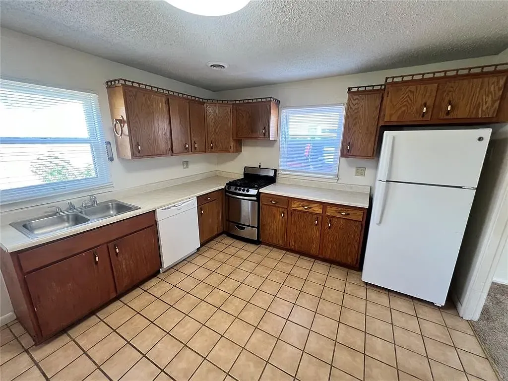 3 bed, 845 sqft, $1,800 — Photo 2