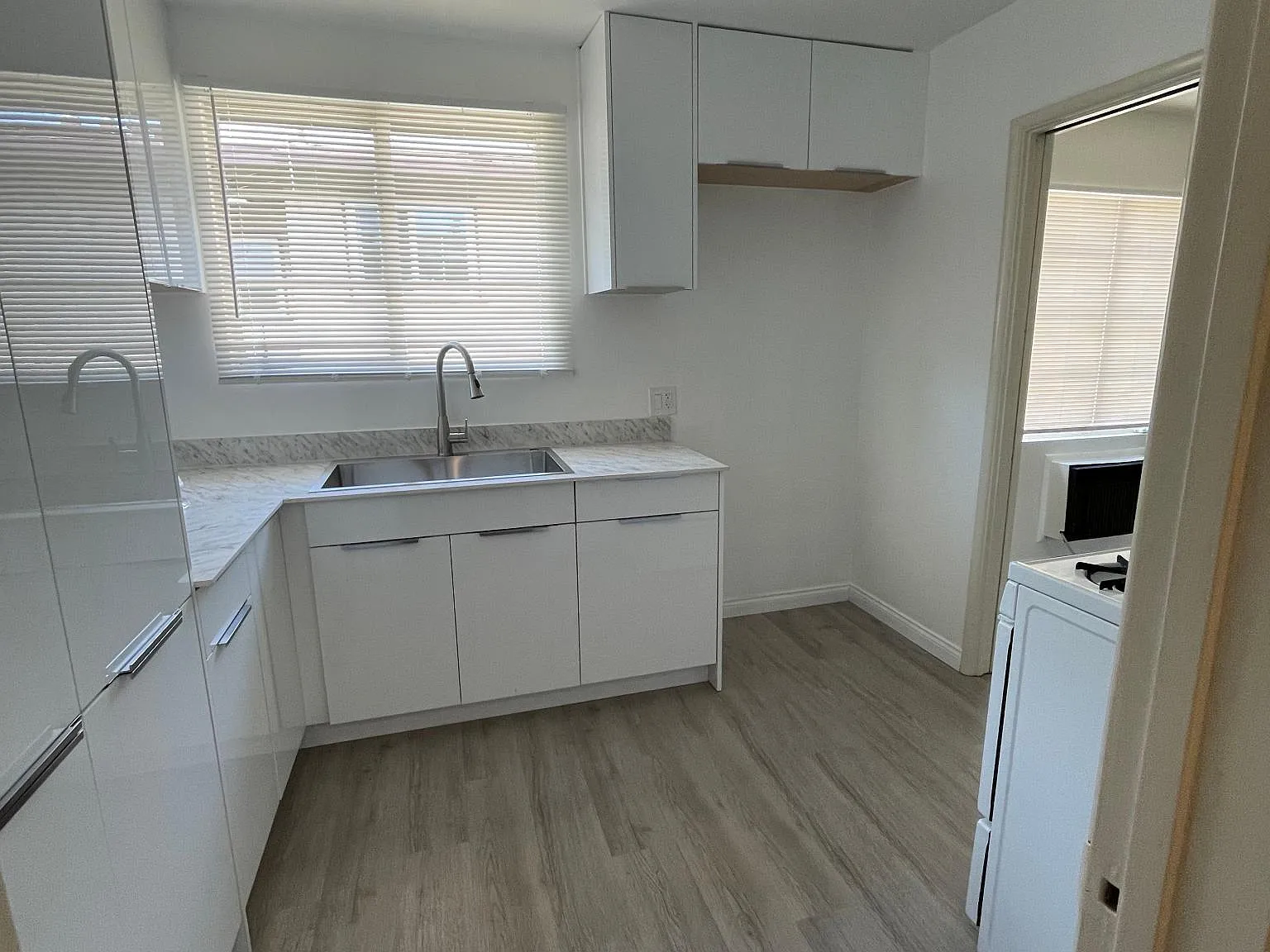 2130 N Lincoln St — Photo 2