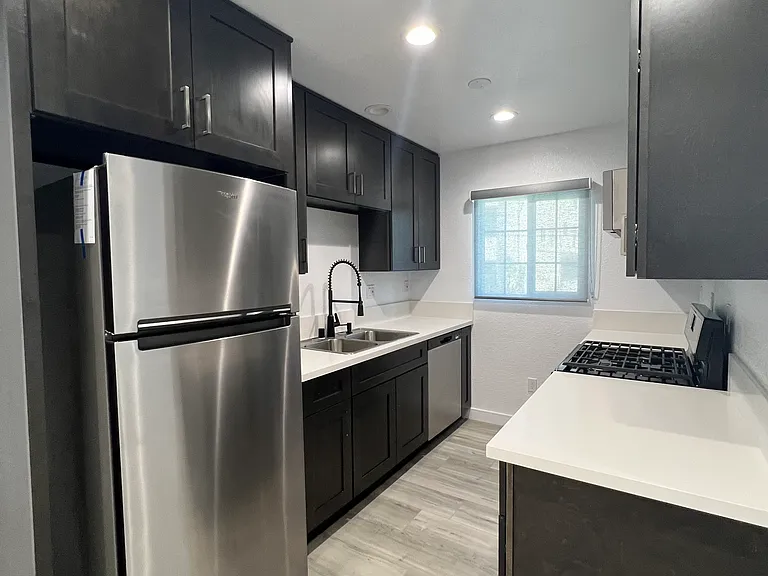 900 W College St #1-D — Photo 1
