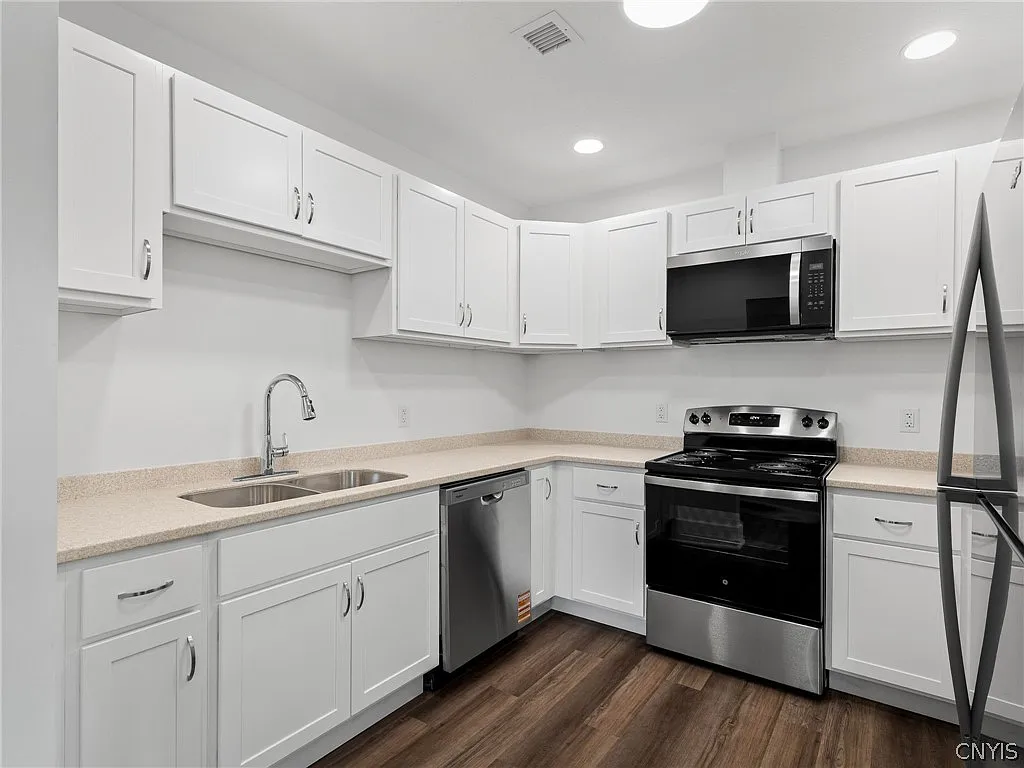2 bed, 1.0 bath, 1342 sqft, $1,400 — Photo 2