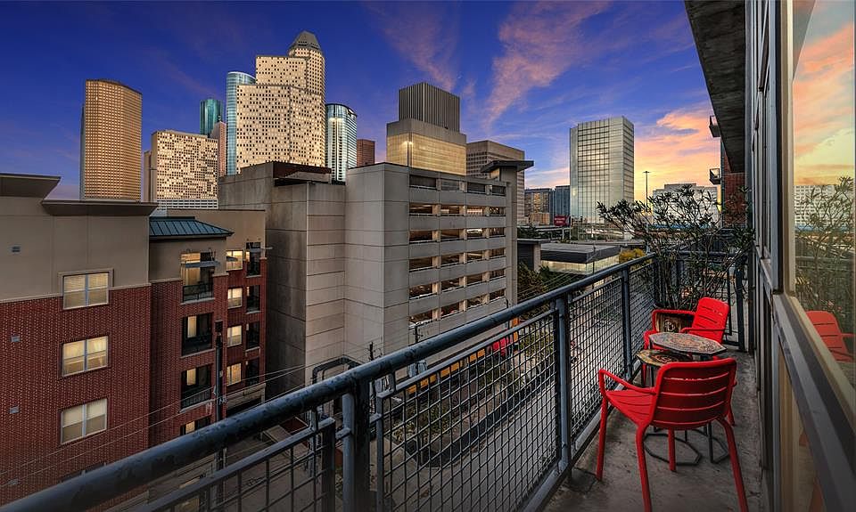 View at sunset from the private balcony is spectacular and parking garage serves a great purpose besides a place for parking neighborhood automobiles, it's a buffer for the Pierce Elevated Freeway traffic.
